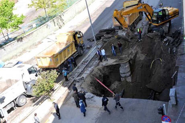 Erzurum'da Sağanaktan Sonra Pikabı Yutan Göçükteki Çalışmada, Doğal Gaz Hattı Patladı