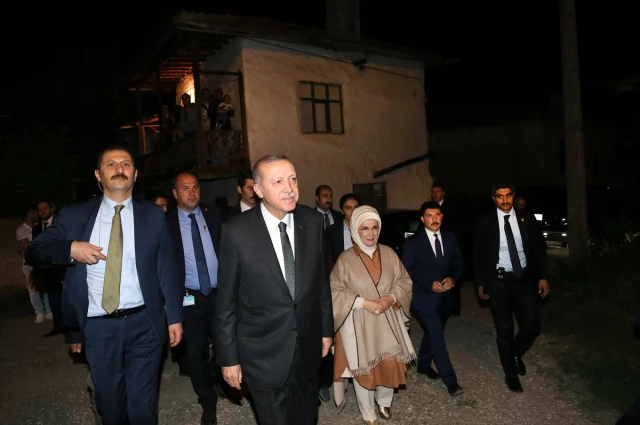Erdoğan, Arvasi Hazretleri'nin Kabrini Ziyaret Edip Kur'an Okudu