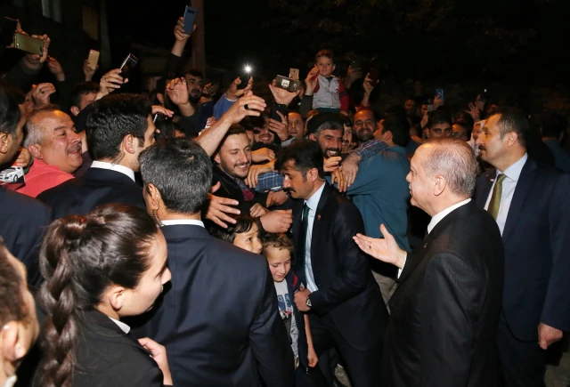 Erdoğan, Arvasi Hazretleri'nin Kabrini Ziyaret Edip Kur'an Okudu