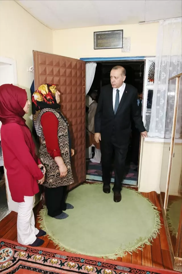 Erdoğan, Arvasi Hazretleri'nin Kabrini Ziyaret Edip Kur'an Okudu