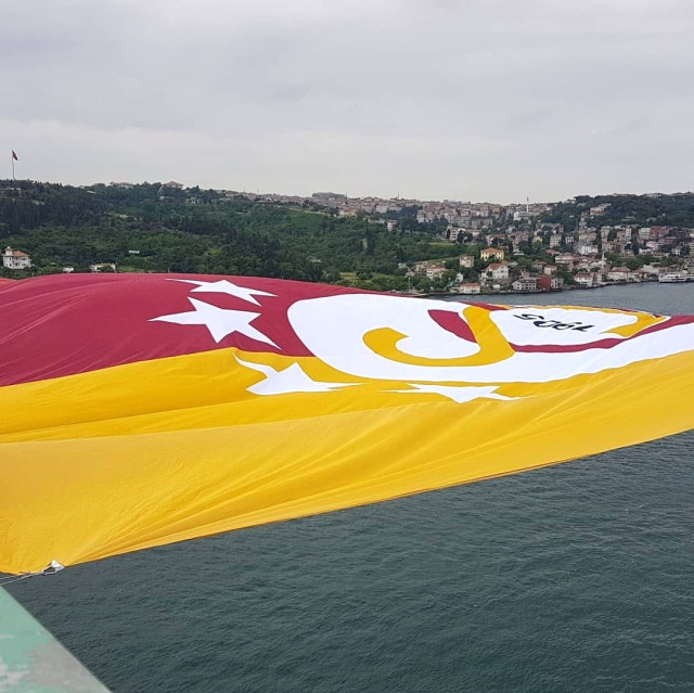 Şampiyon Galatasaray'ın Bayrakları Boğaz'a Asıldı