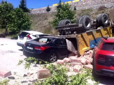 Kamyon, Metrelerce Yükseklikten Park Halindeki Otomobillerin Üzerine Düştü