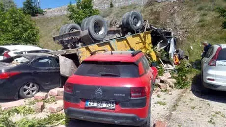 Kamyon, Metrelerce Yükseklikten Park Halindeki Otomobillerin Üzerine Düştü