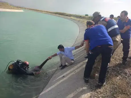 Yardıma Koşan Genç, Kanaldan Çıkartılan Cesedin Yüzüne Bakamadı