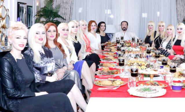 Adnan Oktar, Kedicikleriyle İftar Yemeğine Çıktı, Masadaki Yemekler Herkesi Şaşırttı