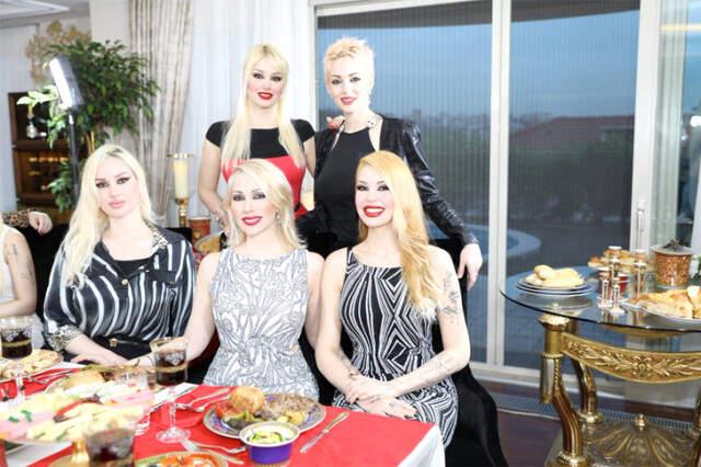 Adnan Oktar, Kedicikleriyle İftar Yemeğine Çıktı, Masadaki Yemekler Herkesi Şaşırttı