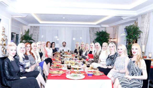 Adnan Oktar, Kedicikleriyle İftar Yemeğine Çıktı, Masadaki Yemekler Herkesi Şaşırttı