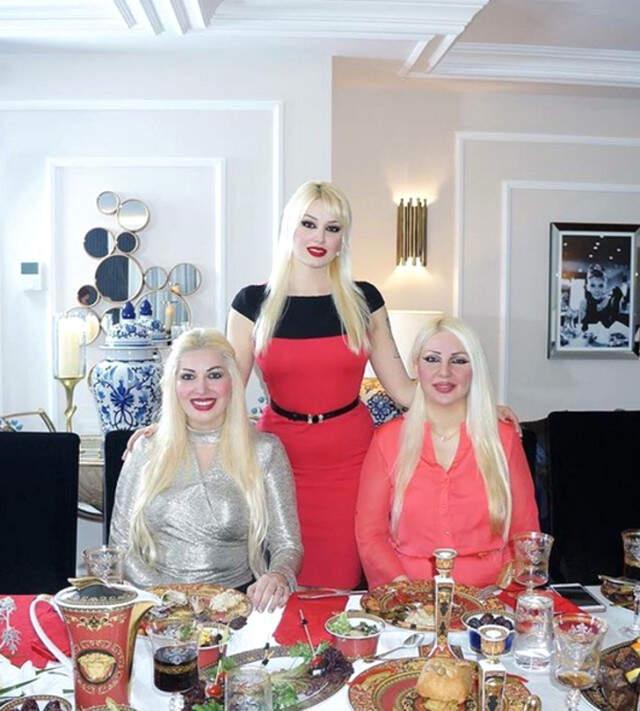 Adnan Oktar, Kedicikleriyle İftar Yemeğine Çıktı, Masadaki Yemekler Herkesi Şaşırttı