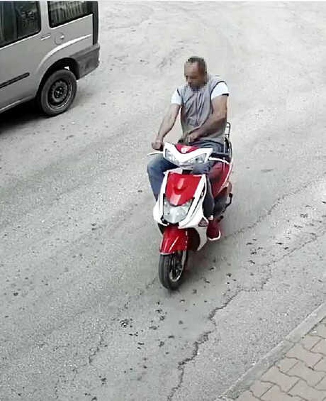 Antalya'da Motosikletli Tacizci Paniği! Parkta Oturan Kızlara Cinsel Organını Gösterdi