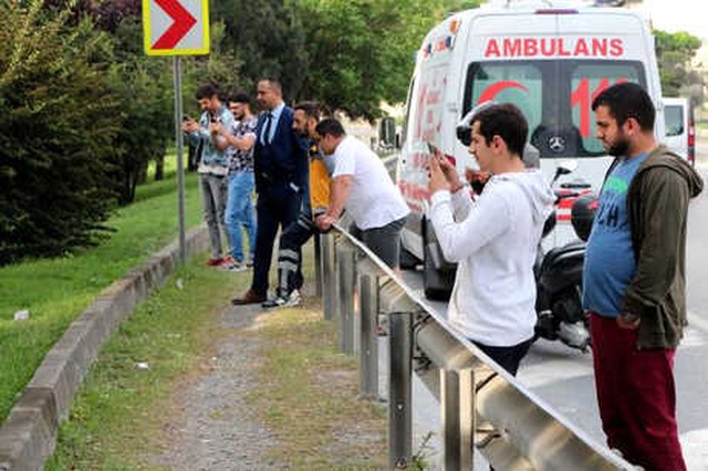 Beyoğlu'nda Ceset Merakı! Cep Telefonuyla Fotoğraf Çeken Vatandaş Trafiği Kilitledi