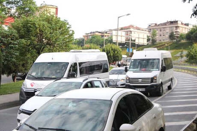 Beyoğlu'nda Ceset Merakı! Cep Telefonuyla Fotoğraf Çeken Vatandaş Trafiği Kilitledi