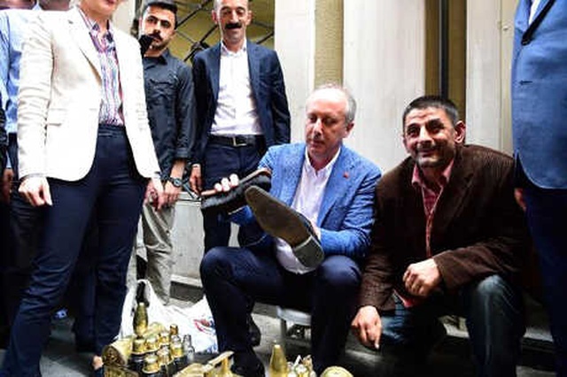 Muharrem İnce, Boya Sandığına Oturup Ayakkabılarını Boyadı