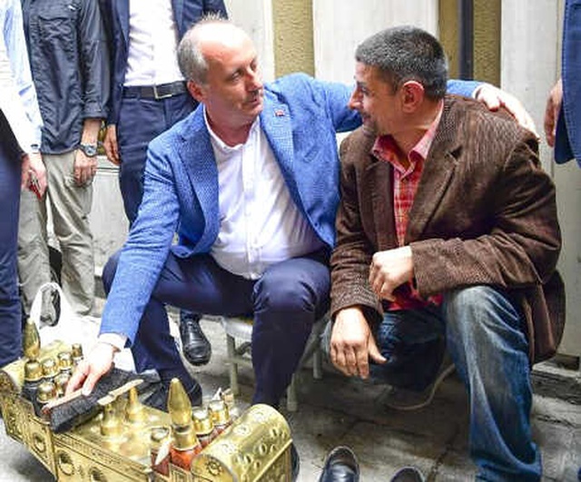 Muharrem İnce, Boya Sandığına Oturup Ayakkabılarını Boyadı