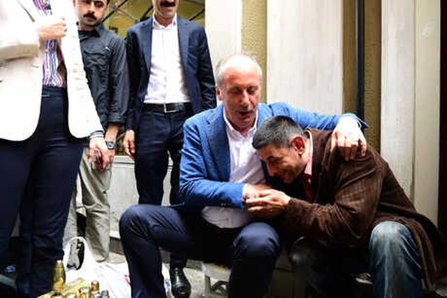 Muharrem İnce, Boya Sandığına Oturup Ayakkabılarını Boyadı