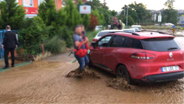 Bursa'da Aşırı Yağış Hayatı Felç Etti! Sel Suları Kamyoneti Sürükledi