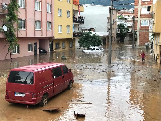 Bursa'da Aşırı Yağış Hayatı Felç Etti! Sel Suları Kamyoneti Sürükledi