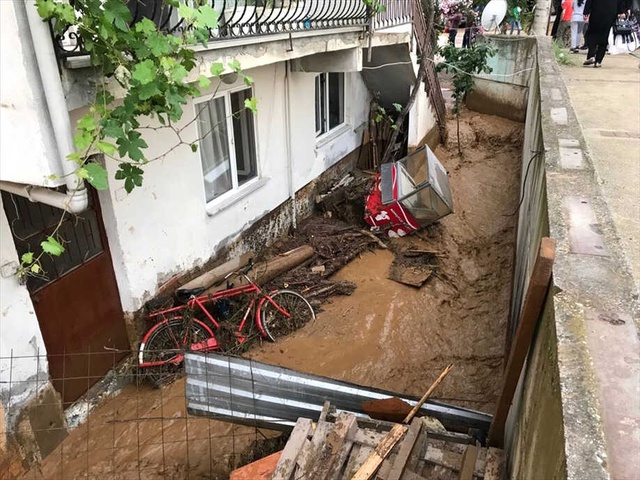 Bursa'da Aşırı Yağış Hayatı Felç Etti! Sel Suları Kamyoneti Sürükledi