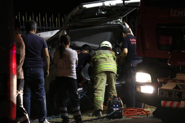 Hafif Ticari Araç Önce Bisikletlilere Sonra Ağaca Çarptı: 2 Ölü,1 Yaralı