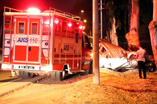 Hafif Ticari Araç Önce Bisikletlilere Sonra Ağaca Çarptı: 2 Ölü,1 Yaralı