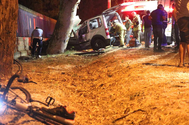Hafif Ticari Araç Önce Bisikletlilere Sonra Ağaca Çarptı: 2 Ölü,1 Yaralı