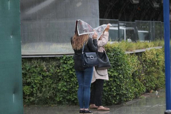 Güne Yağmurla Başlayan İstanbul'da Yağışlar Hafta Sonuna Kadar Sürecek