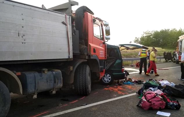 Minibüs Şoförü Facebook'tan Canlı Yayın Yaparken Kamyonla Çarpıştı: 9 Ölü