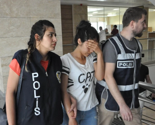 İş Yeri Basıp Terör Estiren Kızlar, Adliye Çıkışı Gazetecilere Saldırdı