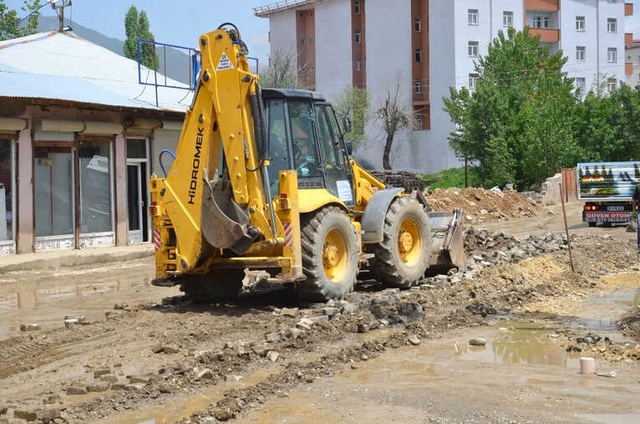 Kaçağı Bitirecek Yöntem! Yüksekova'da Elektrik Telleri Yer Altına Alınıyor