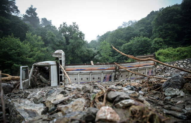 Bursa'da Sel Felaketi! Heyelan Bir Köyü Harabeye Çevirdi