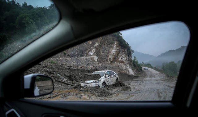Bursa'da Sel Felaketi! Heyelan Bir Köyü Harabeye Çevirdi