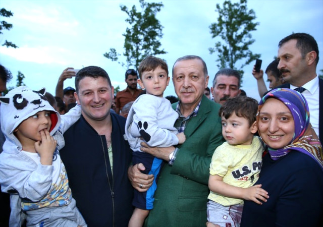 Erdoğan'dan Sahilde İftarı Bekleyen Vatandaşlara Sürpriz Ziyaret