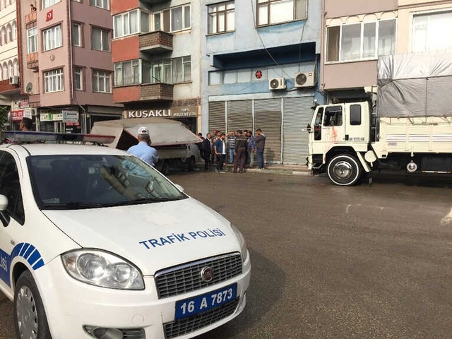Korkunç Kaza! Şoförün Camdan Sarkıttığı Kolu, Kamyon Çarpması Sonucu Koptu