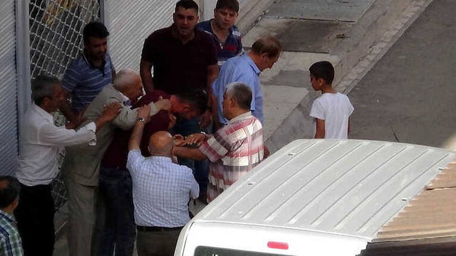 Kendisine Karşılık Veren Oğlunu Sokak Ortasında Evire Çevire Dövdü