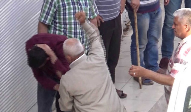 Kendisine Karşılık Veren Oğlunu Sokak Ortasında Evire Çevire Dövdü