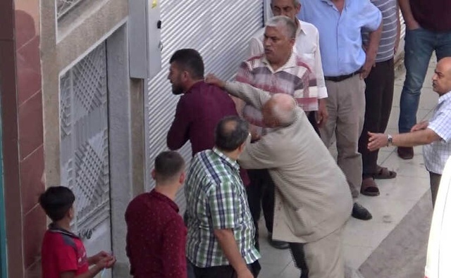 Kendisine Karşılık Veren Oğlunu Sokak Ortasında Evire Çevire Dövdü