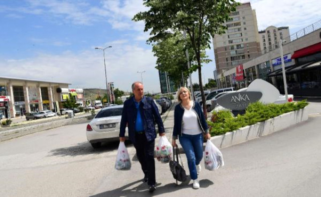 CHP'nin Cumhurbaşkanı Adayı Muharrem İnce ve Eşi İftar Alışverişi Yaptı
