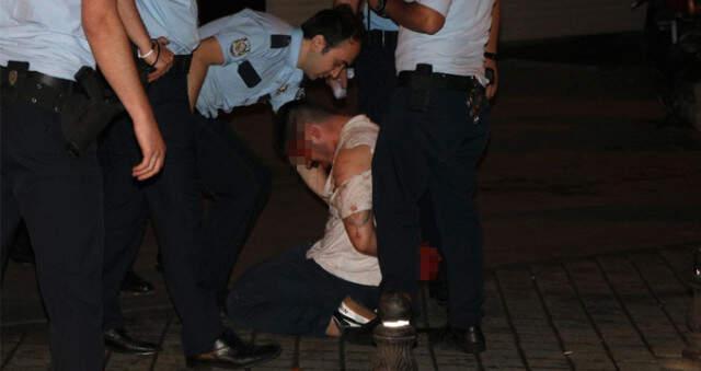 Önce Arkadaşını Bıçakladı, Ardından Gözaltına Alınmamak için Kendini Kesti