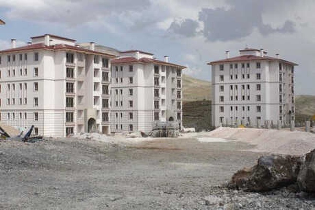 Kırlangıçlar TOKİ Konutlarına Yuva Yapınca İnşaat Durduruldu