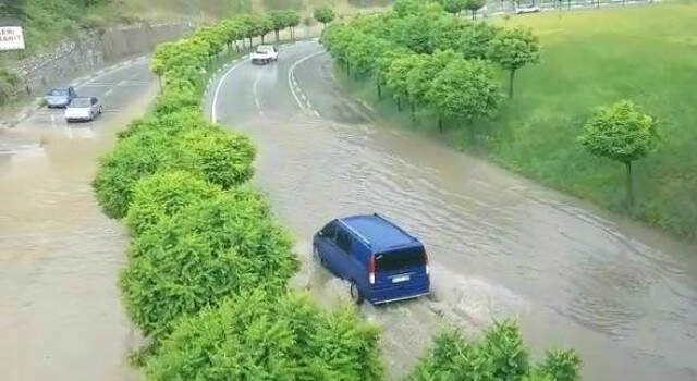 Bursa'yı Sel Vurdu, İstanbul Yolu Göle Döndü