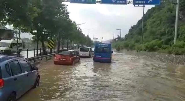 Bursa'yı Sel Vurdu, İstanbul Yolu <a class='keyword-sd' href='/gole/' title='Göle'>Göle</a> Döndü