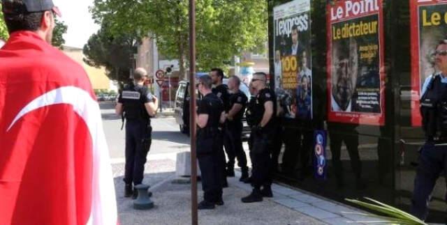 Fransa'da Türkleri Ayağa Kaldıran Afişler, Jandarma Eşliğinde Yeniden Asıldı