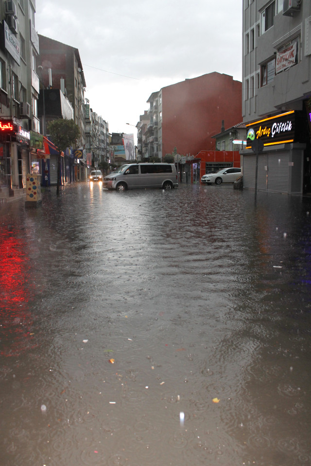İstanbul Şiddetli Yağışa Teslim, Kocaeli ve Yalova'yı Sel Vurdu