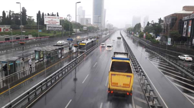 İstanbul Şiddetli Yağışa Teslim, Kocaeli ve Yalova'yı Sel Vurdu