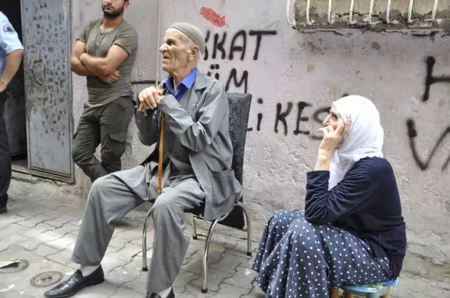 Şizofreni Hastası Adam Polis Memurunu Göğsünden Bıçakladı