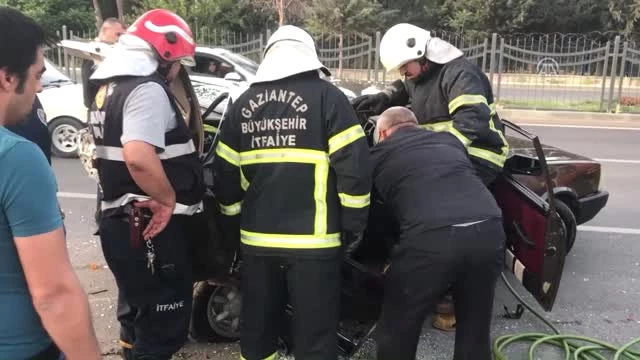 Ticari Araçla Çarpışan Otomobilin Sürücüsü Feci Şekilde Can Verdi, 14 Kişi de Yaralandı