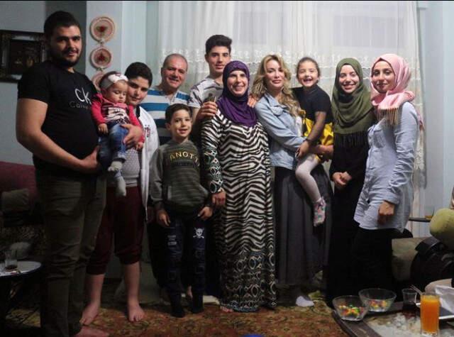 Ünlü Oyuncu Gamze Özçelik Suriyeli Aileyle Birlikte İftar Yaptı