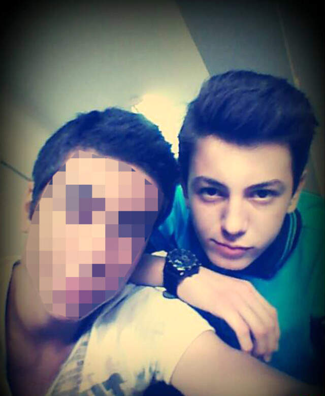 17 Yaşındaki Genç, Anne ve Babasını Öldürüp İntihar Etti 17 Yaşındaki Genç, Anne ve Babasını Öldürüp İntihar Etti