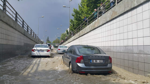 Ankara'da Beklenen Yağış Başladı! Araçlar Güçlükle İlerliyor Ankara'da Aniden Bastıran Yağış, Yaşamı Olumsuz Etkiledi
