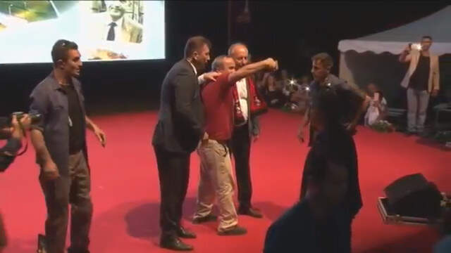 İnce ile Selfie Çeken Vatandaşı Korumalar Sahneden Böyle Savurup Aşağı Attı