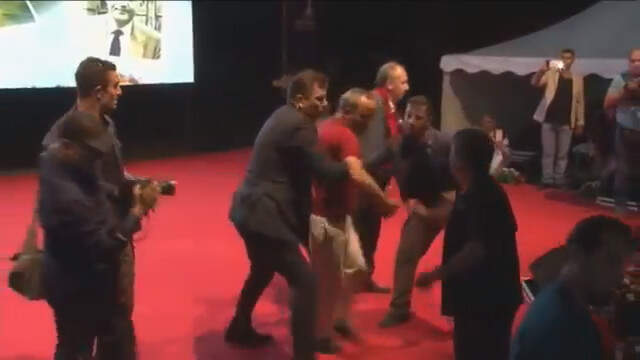 İnce ile Selfie Çeken Vatandaşı Korumalar Sahneden Böyle Savurup Aşağı Attı